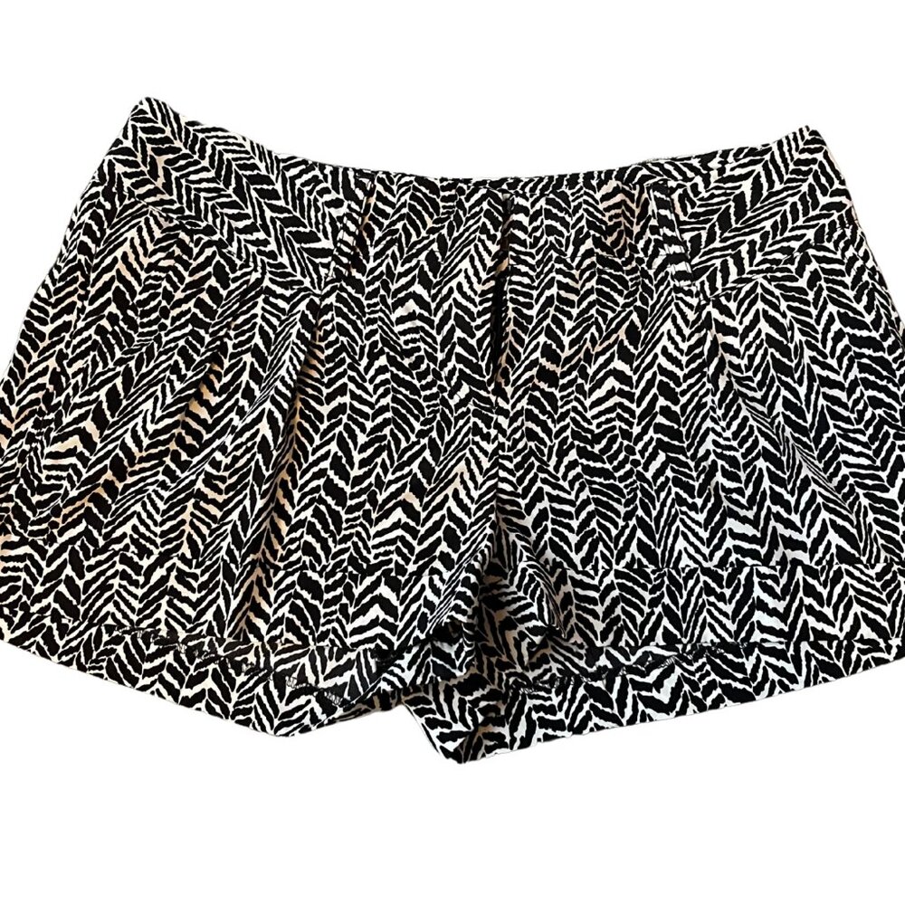 Express Black & White Patterned Shorts Size 6 – Chic & Comfy